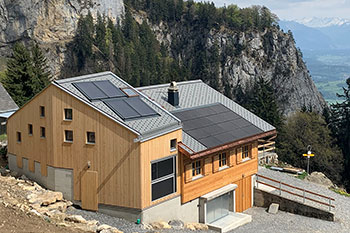 Sonnenwärme auf dem Berggasthaus Alp Rohr