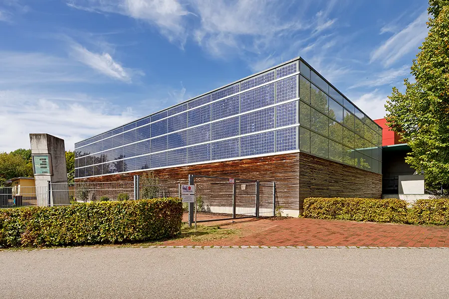 22 Jahre Sonnenstrom aus der Fassade - Sporthalle Burgweinting