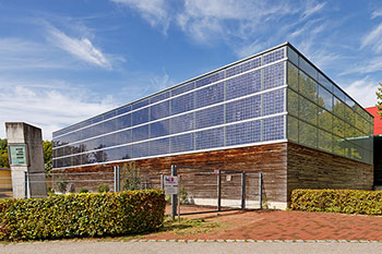 22 Jahre Sonnenstrom aus der Fassade - Sporthalle Burgweinting