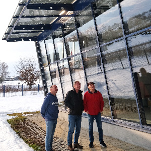 Photovoltaikanlage mit Glas-Glas-Modulen im Überdachbereich