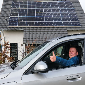 Mobil mit Sonnenstrom - PV-Anlage versorgt E-Auto